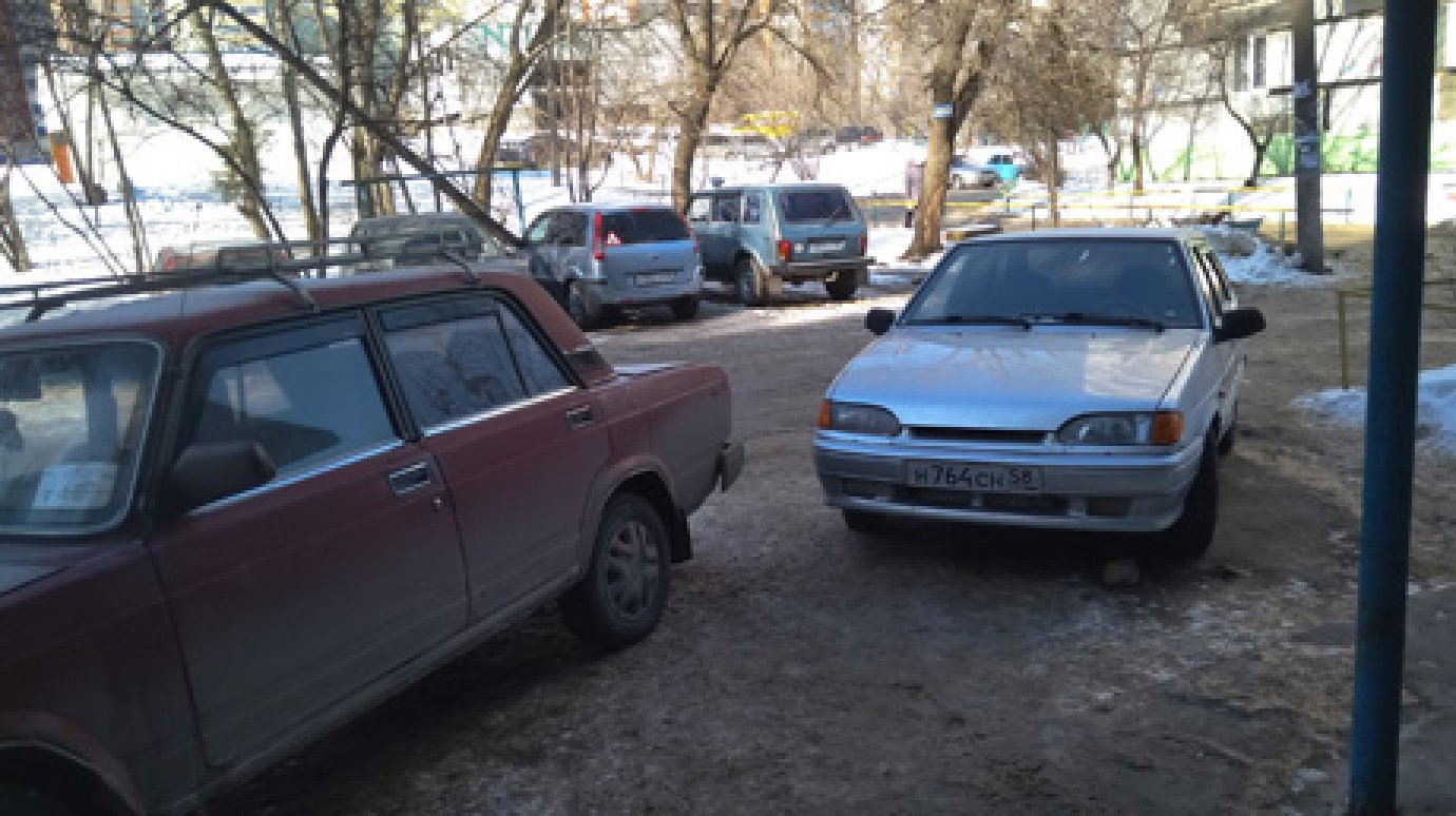 На Кижеватова, 15, водители перекрыли машинами выход из подъезда