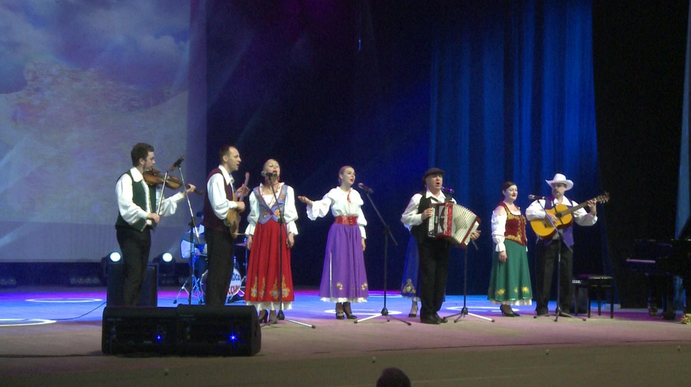 Центр культуры и досуга поздравил пензячек концертной программой