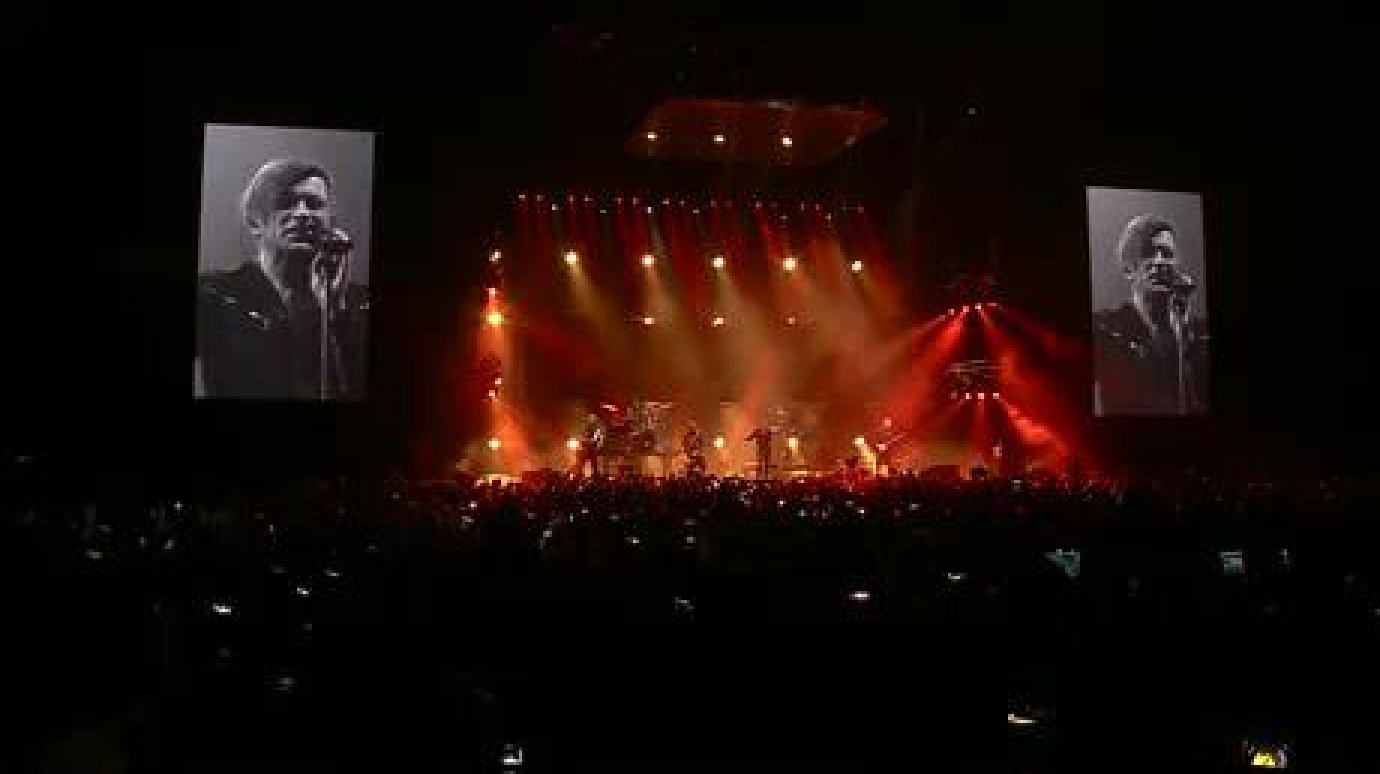 В «Дизель-Арене» концерт «Би-2» начался с опозданием на полчаса