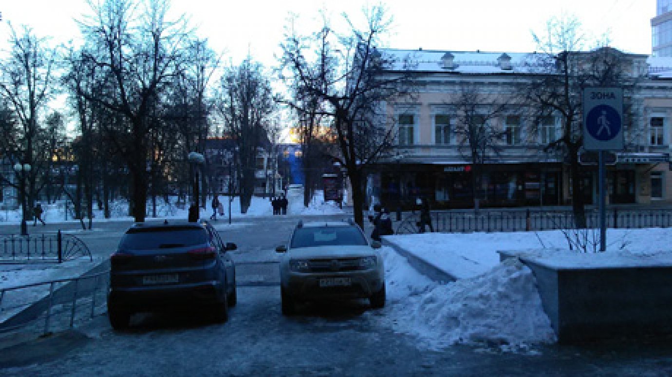 Двое водителей припарковали свои иномарки на Московской