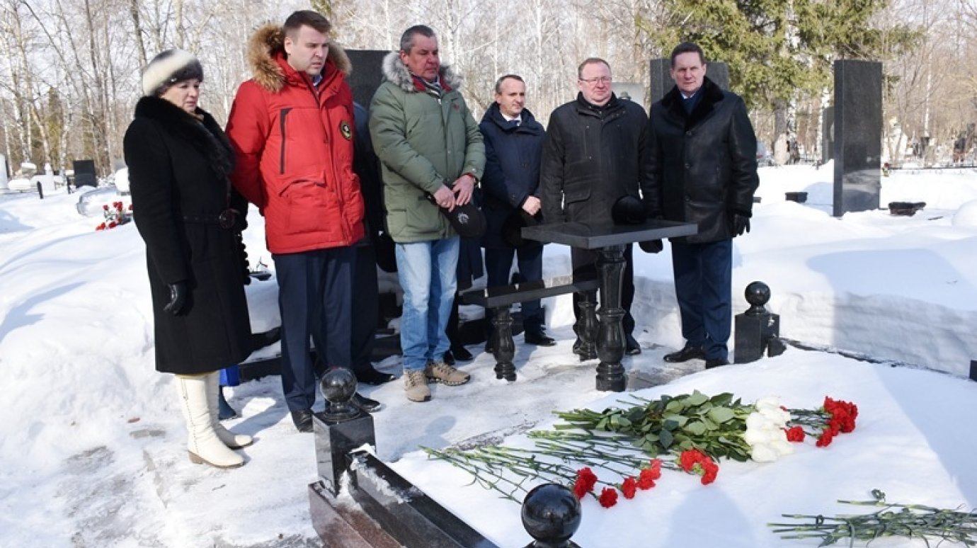 Чиновники посетили могилу бывшего заммэра Пензы Алексея Макарова