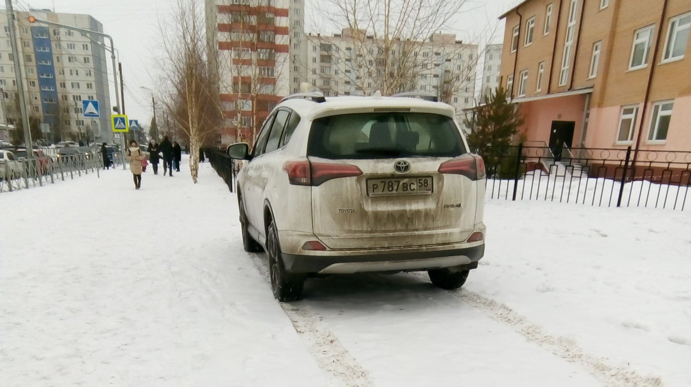 Водитель Toyota RAV4 припарковал машину на газоне у детсада в Терновке