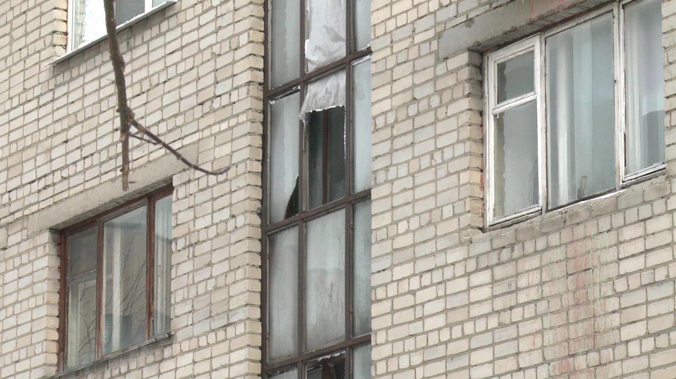 В доме № 37 на Аустрина в окнах на лестничных клетках выбиты стекла