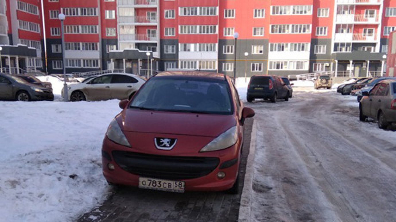 В Засечном водитель припарковал свой Peugeot на тротуаре