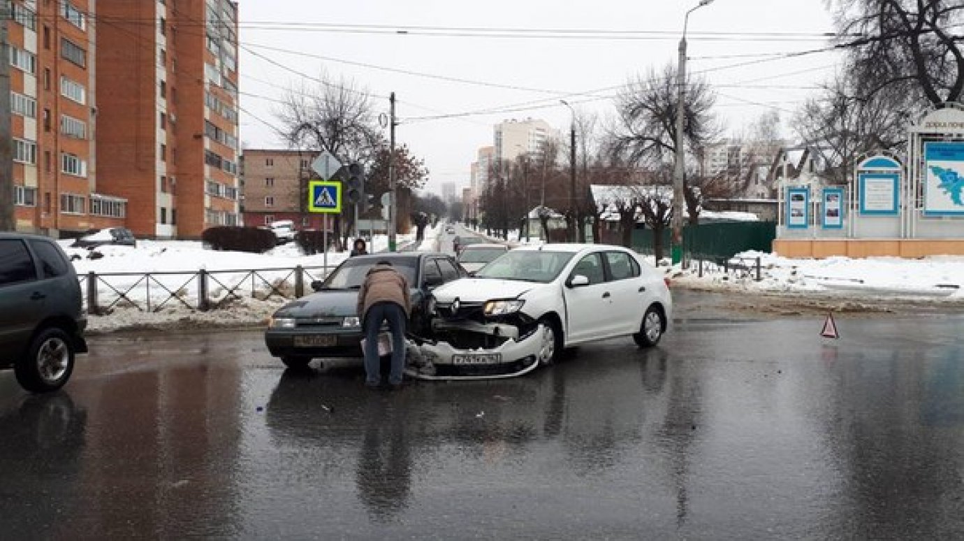 На перекрестке ул. Свердлова и Калинина столкнулись Renault и Lada