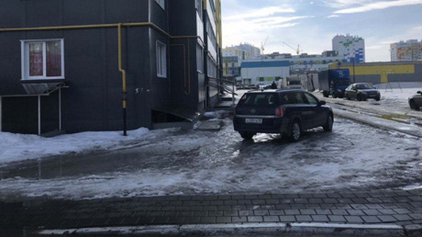 На ул. Изумрудной водитель припарковал Opel на газоне, проехав по тротуару