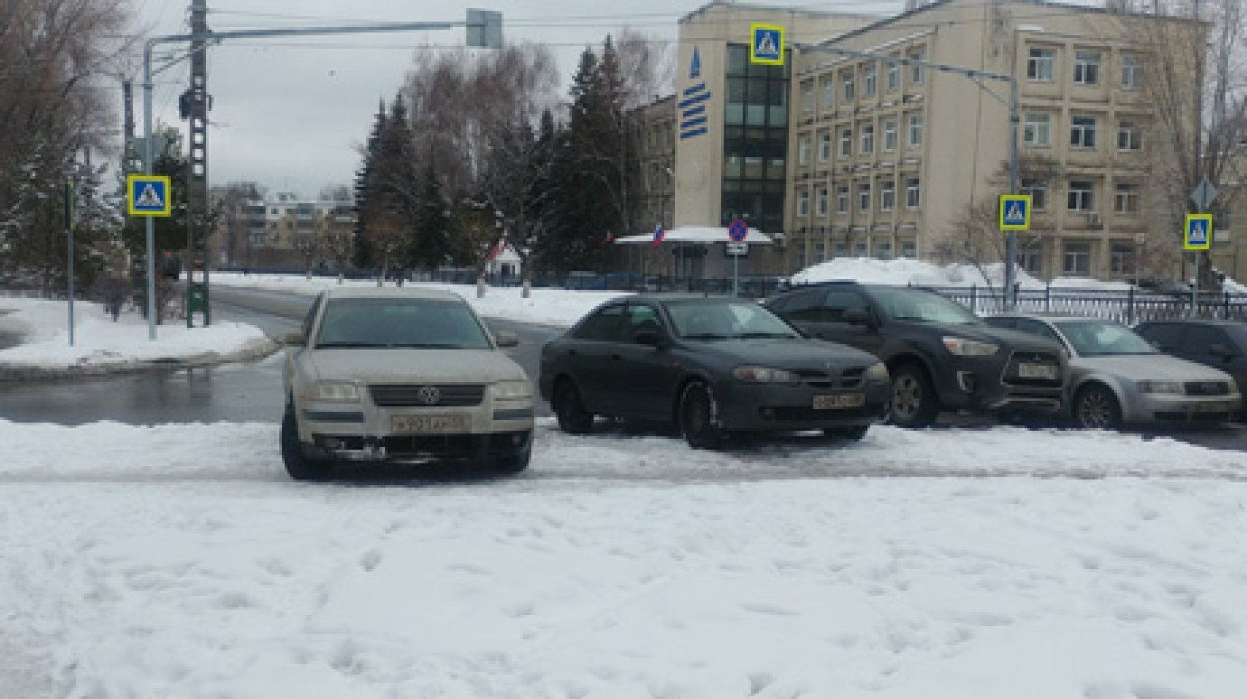 На ул. Титова автолюбители паркуются на тротуаре