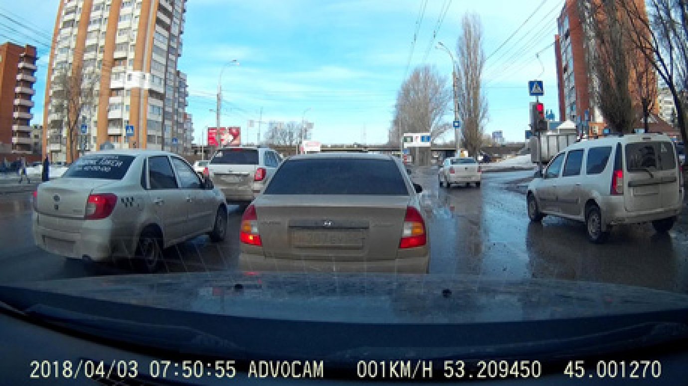 На перекрестке Луначарского и Толстого таксист проехал на красный