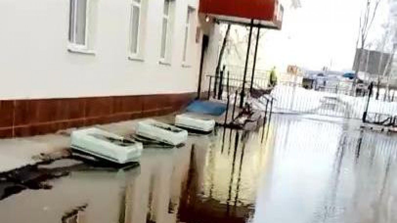 В Пензе затопило территорию детского сада № 70 на улице Луначарского