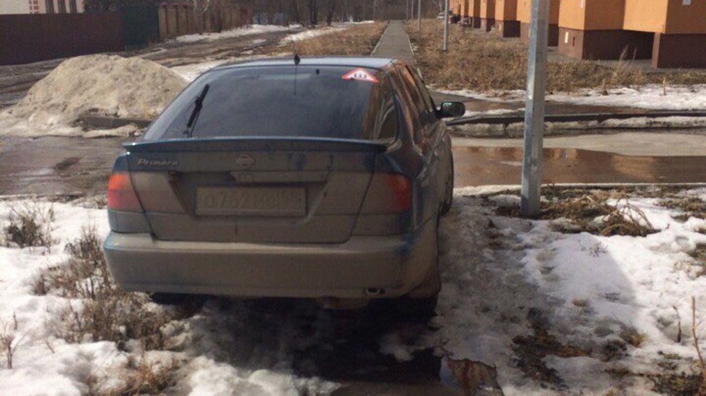 На ул. Антонова водитель Nissan припарковался на пешеходной дорожке