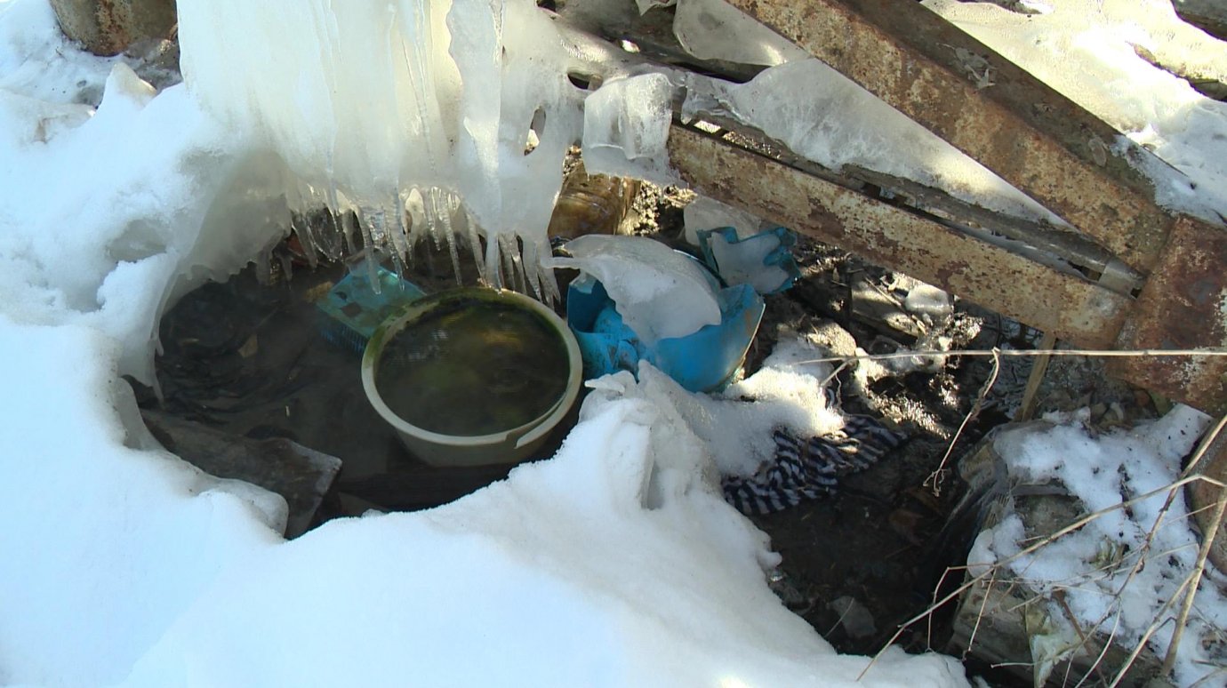 Утечка горячей воды на улице Лобачевского до сих пор не устранена