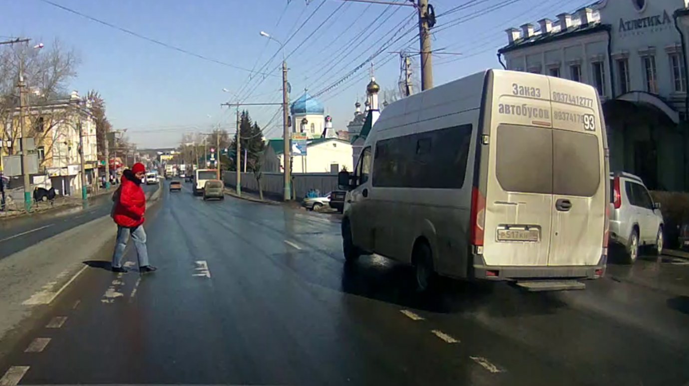 На улице Кирова водитель маршрутки № 93 не пропустил пешехода