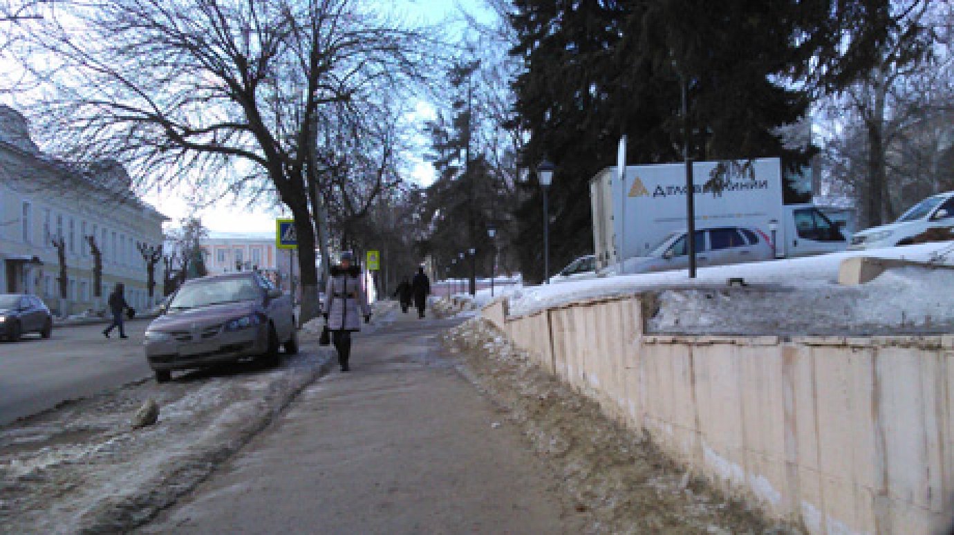 Пензенец снял Nissan, Hyundai, Audi и Renault на тротуарах ул. Володарского