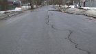 В селе Засечном новая дорога за зиму покрылась трещинами