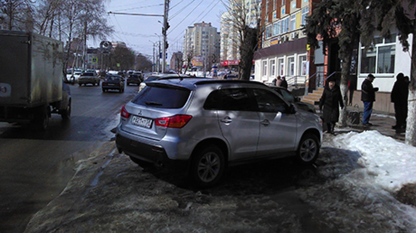 На улице Пушкина пешеходы обходят припаркованные машины по сугробам