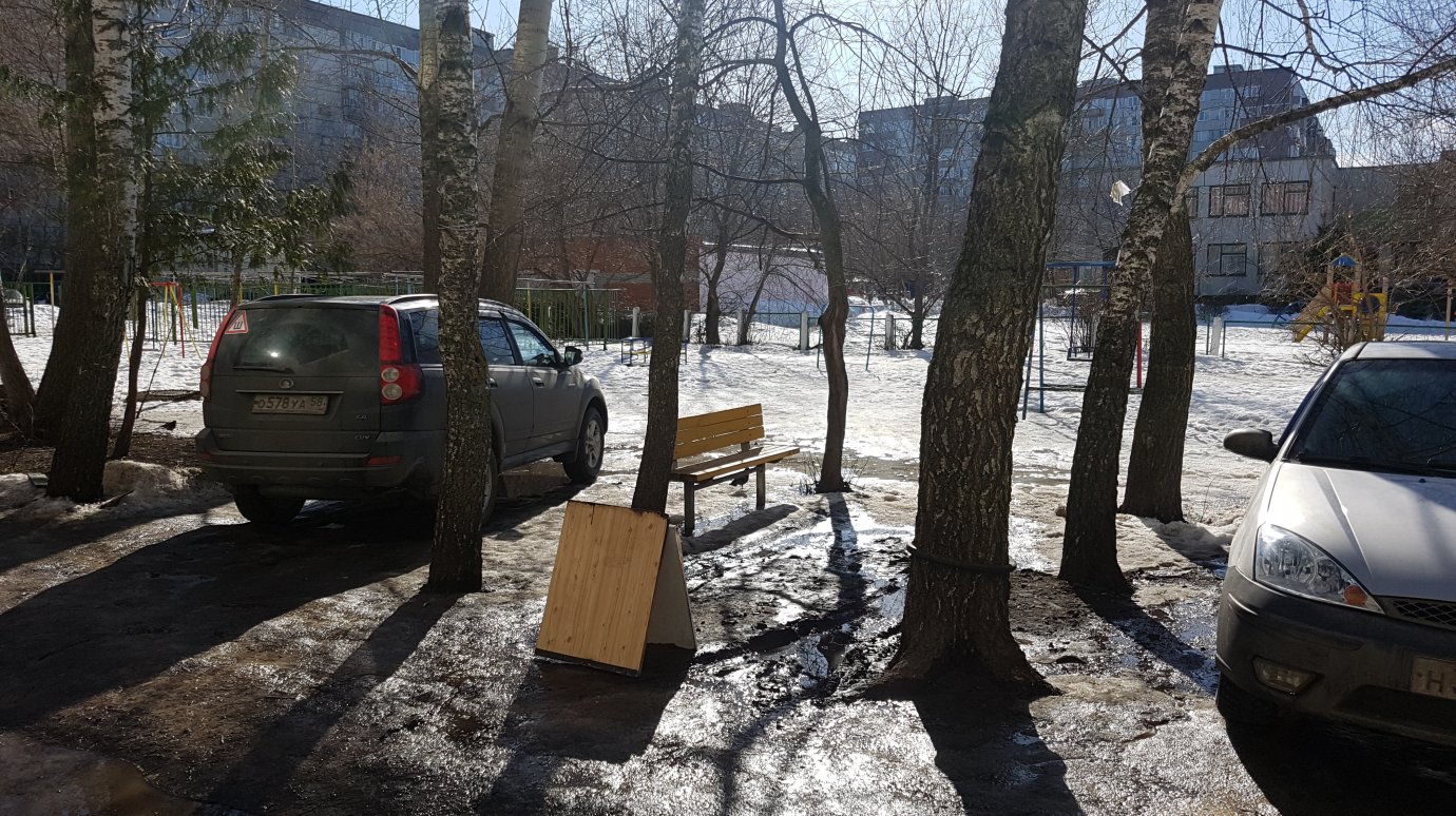 На улице Ладожской водители превратили газон в парковку