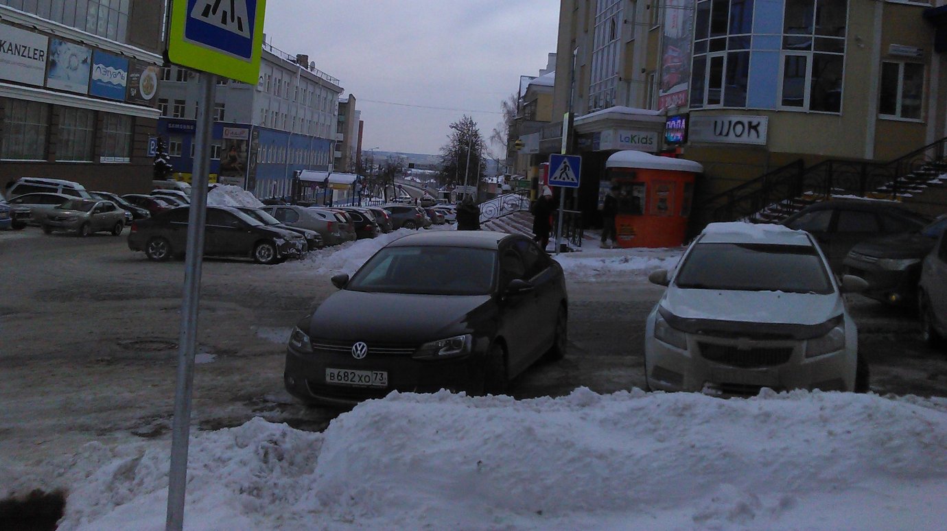 На улице Московской водители паркуются на пешеходных переходах