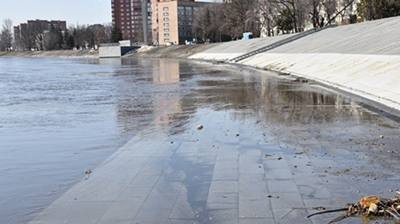 В Пензе река Сура затопила часть реконструируемой набережной