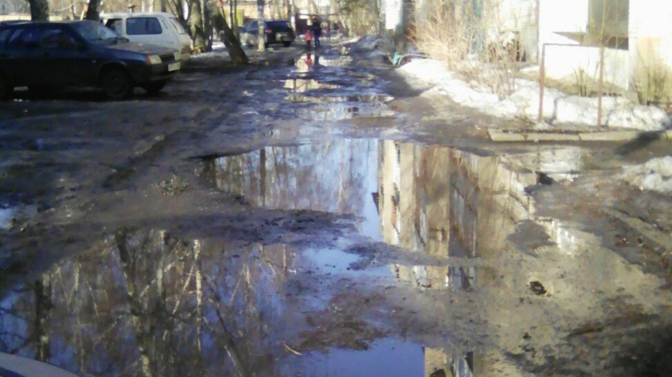Молодая мама пожаловалась на разбитую дорогу на улице Краснова