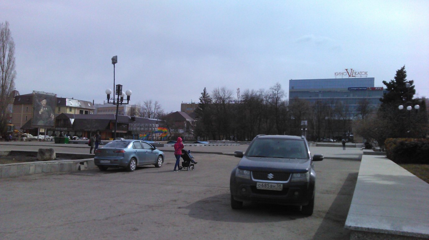 Водители иномарок припарковали машины на Фонтанной площади