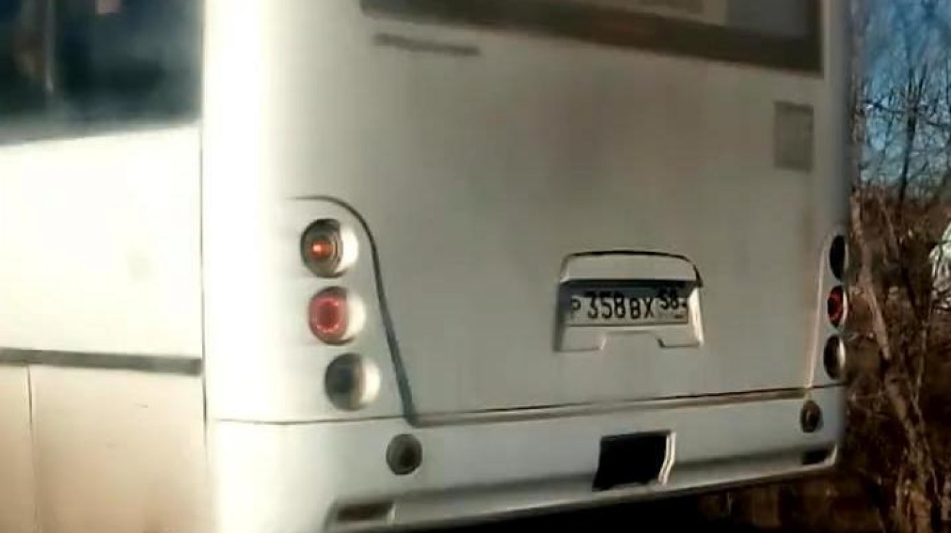 В Бессоновке водители автобусов объезжают пробку по обочине