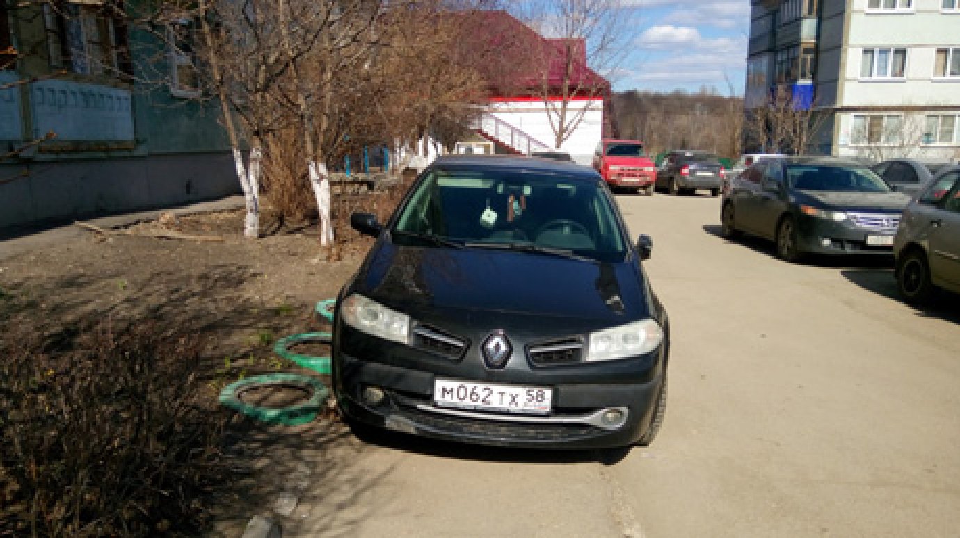 На тротуаре у дома № 33а на Кижеватова оставили Renault Megane