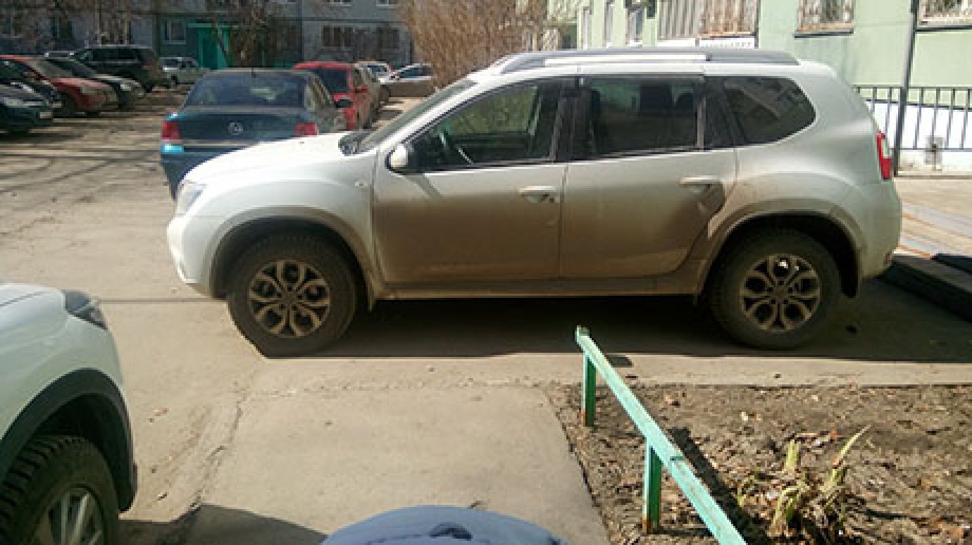 На улице Кижеватова водители паркуются у входа в подъезд дома № 27