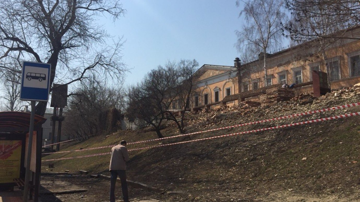 В Пензе приступили к сносу стены Оборонительного вала на улице Кирова