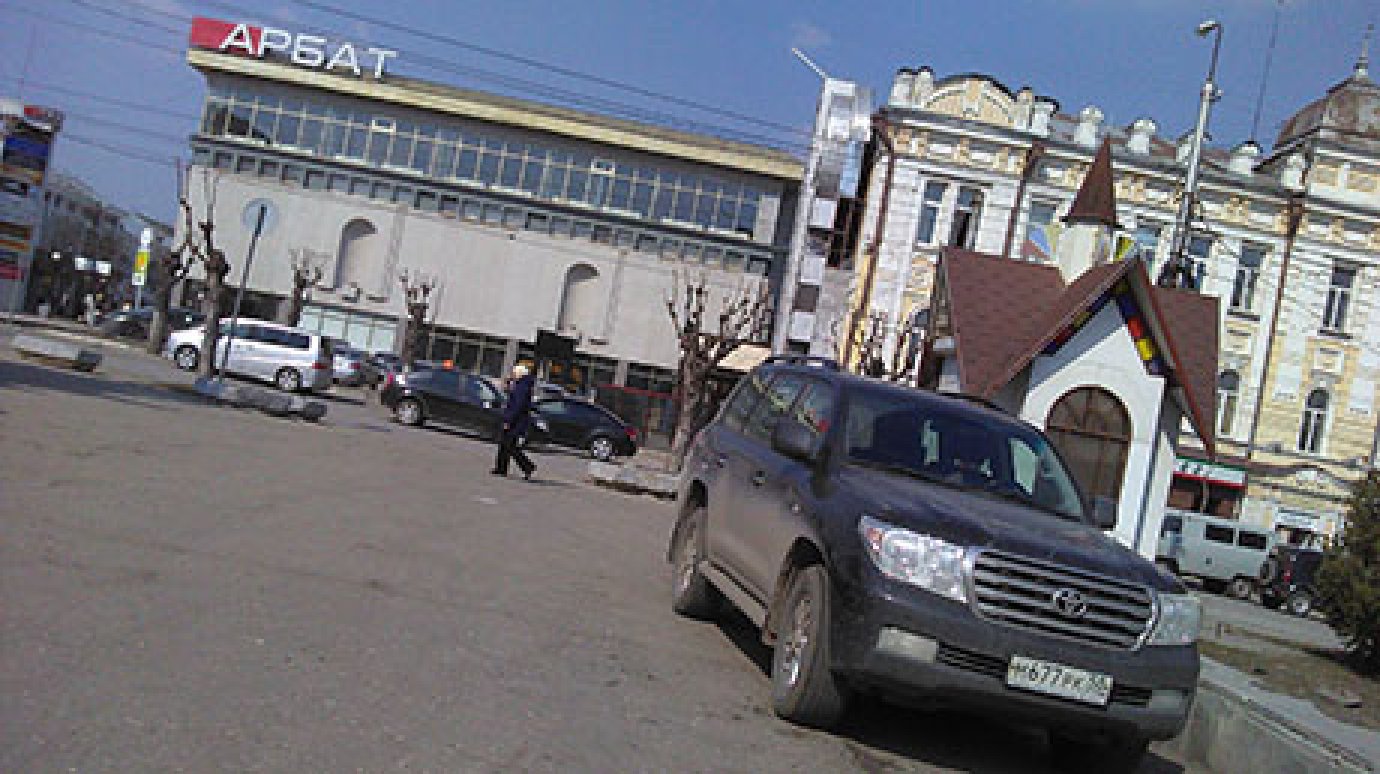 Пензенцы продолжают парковать автомобили на Фонтанной площади