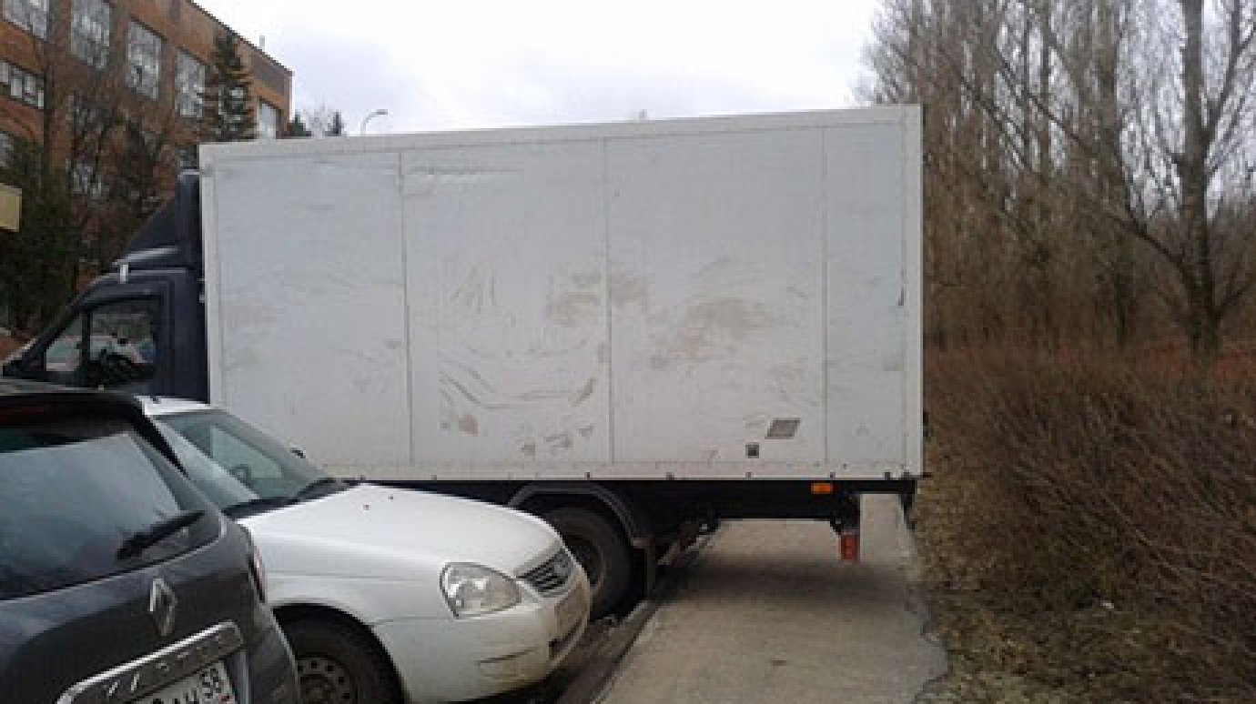 В Пензе на улице Захарова водитель фургона преградил путь пешеходам