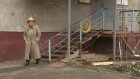 Пожилая активистка следит за чистотой двора на Кронштадтской, 4
