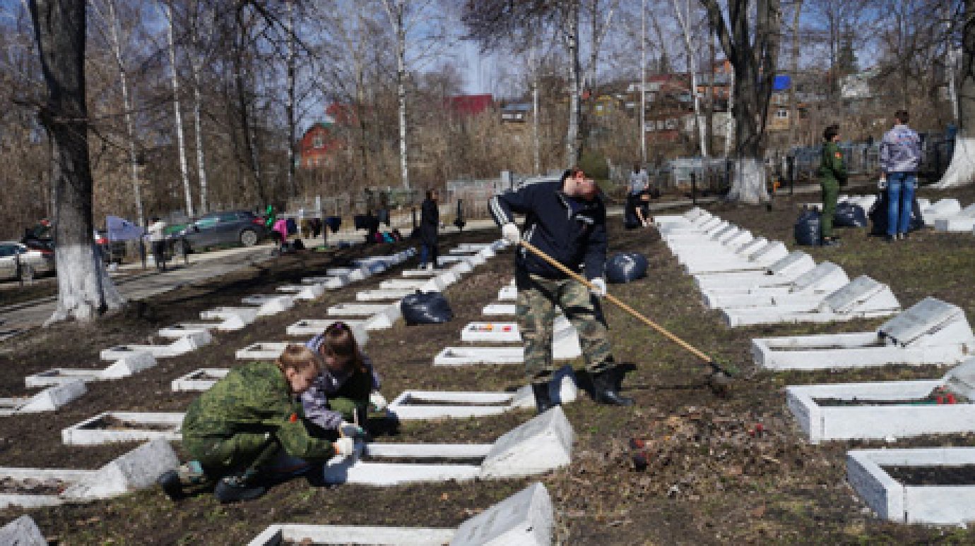 Поисковики привели в порядок могилы солдат на Митрофановском кладбище