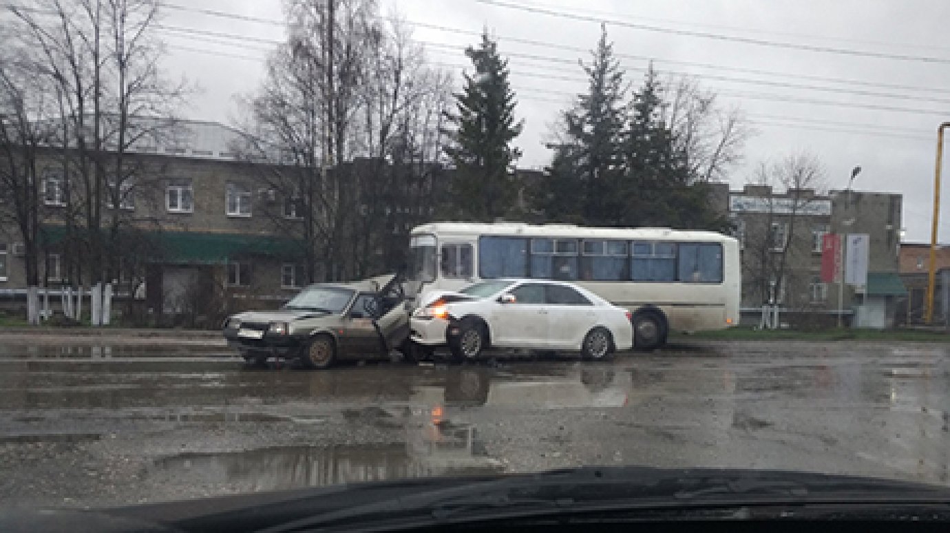 В Пензе на улице Чаадаева иномарка врезалась в ВАЗ-2109