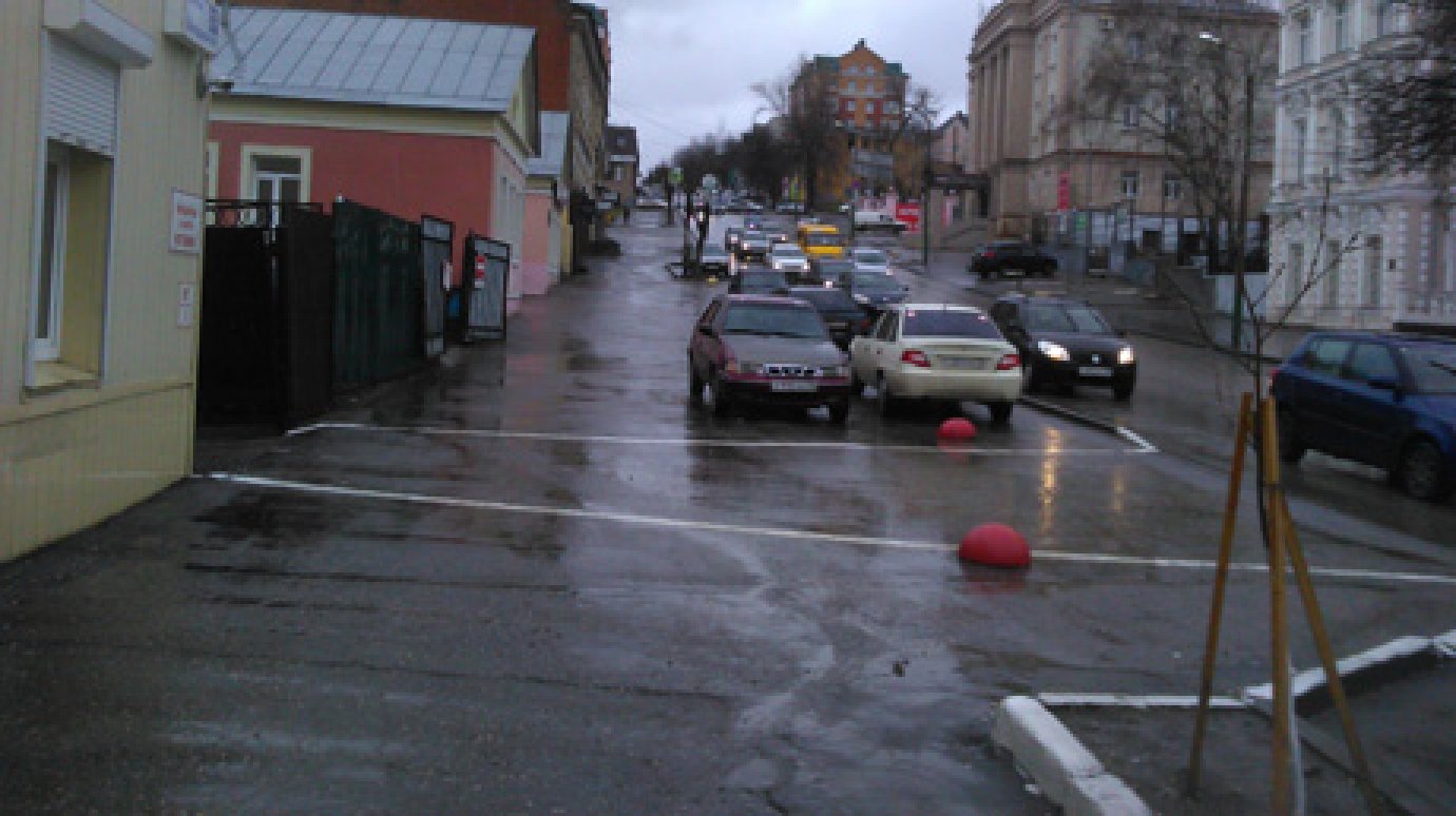 На Володарского паркуются на тротуарах, игнорируя ограждения и бордюры