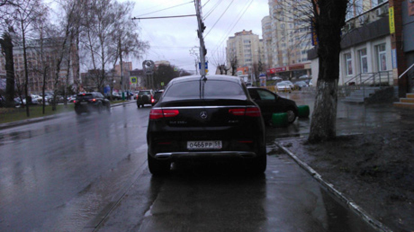 На ул. Пушкина водитель вынудил горожан обходить его Mercedes по лужам