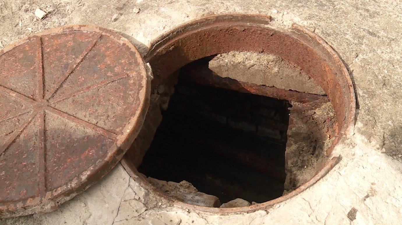 Жители Чкалова, 7, задыхаются от испарений из забитой канализации