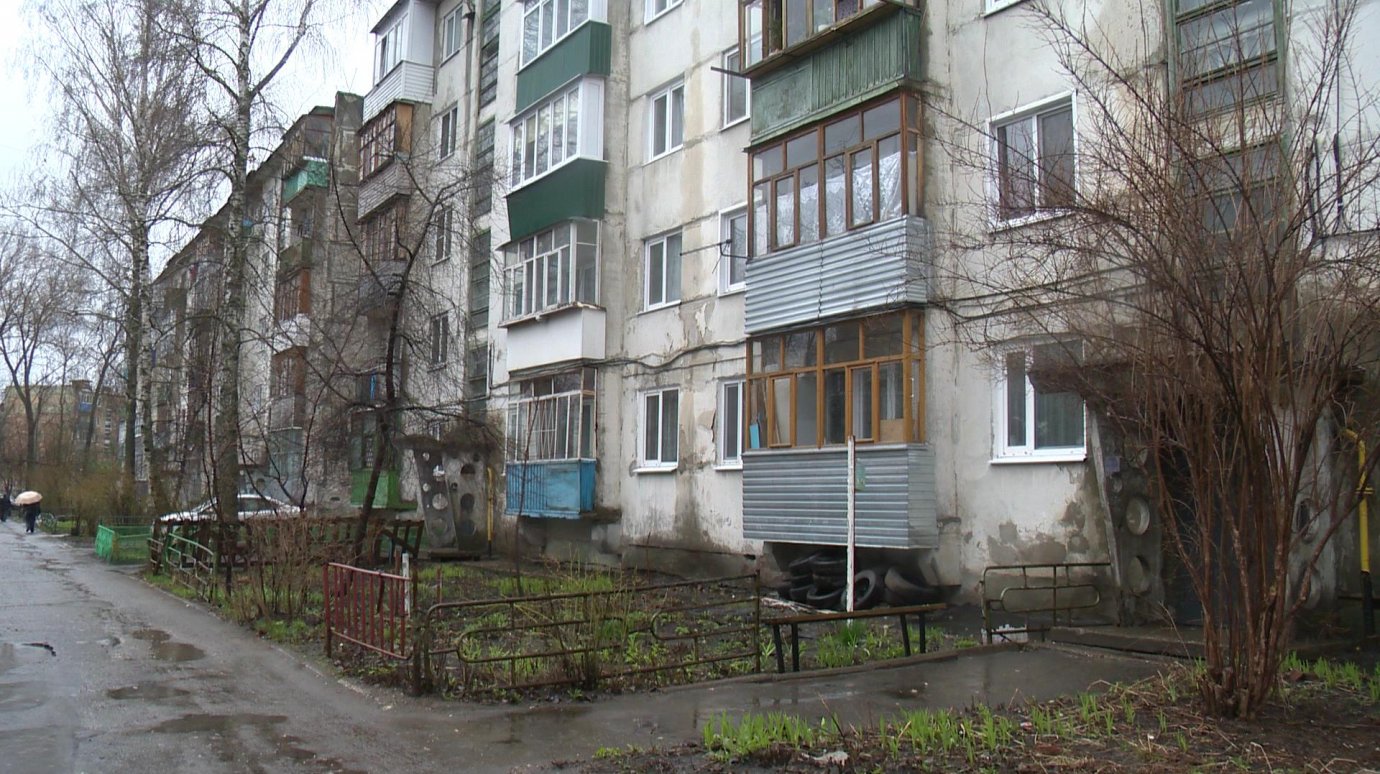 На Карпинского, 19а, молодая семья страдает из-за дырявой крыши