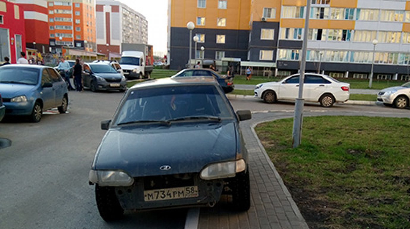 В Засечном водитель ВАЗ-2114 продолжает парковаться на тротуаре