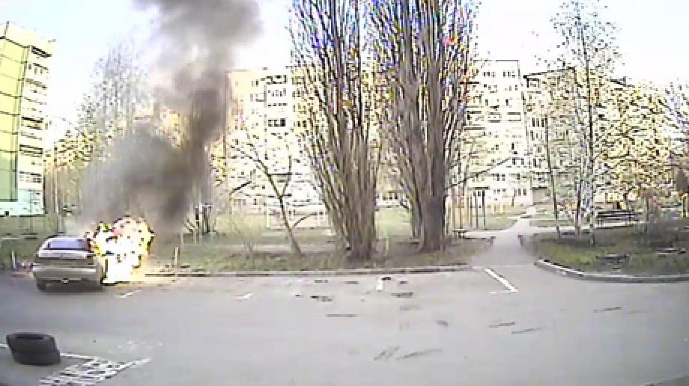 В Пензе видеокамеры зафиксировали возгорание Mitsubishi на ул. Кижеватова