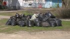 В Пензе напротив школы № 56 несколько недель лежат пакеты с мусором