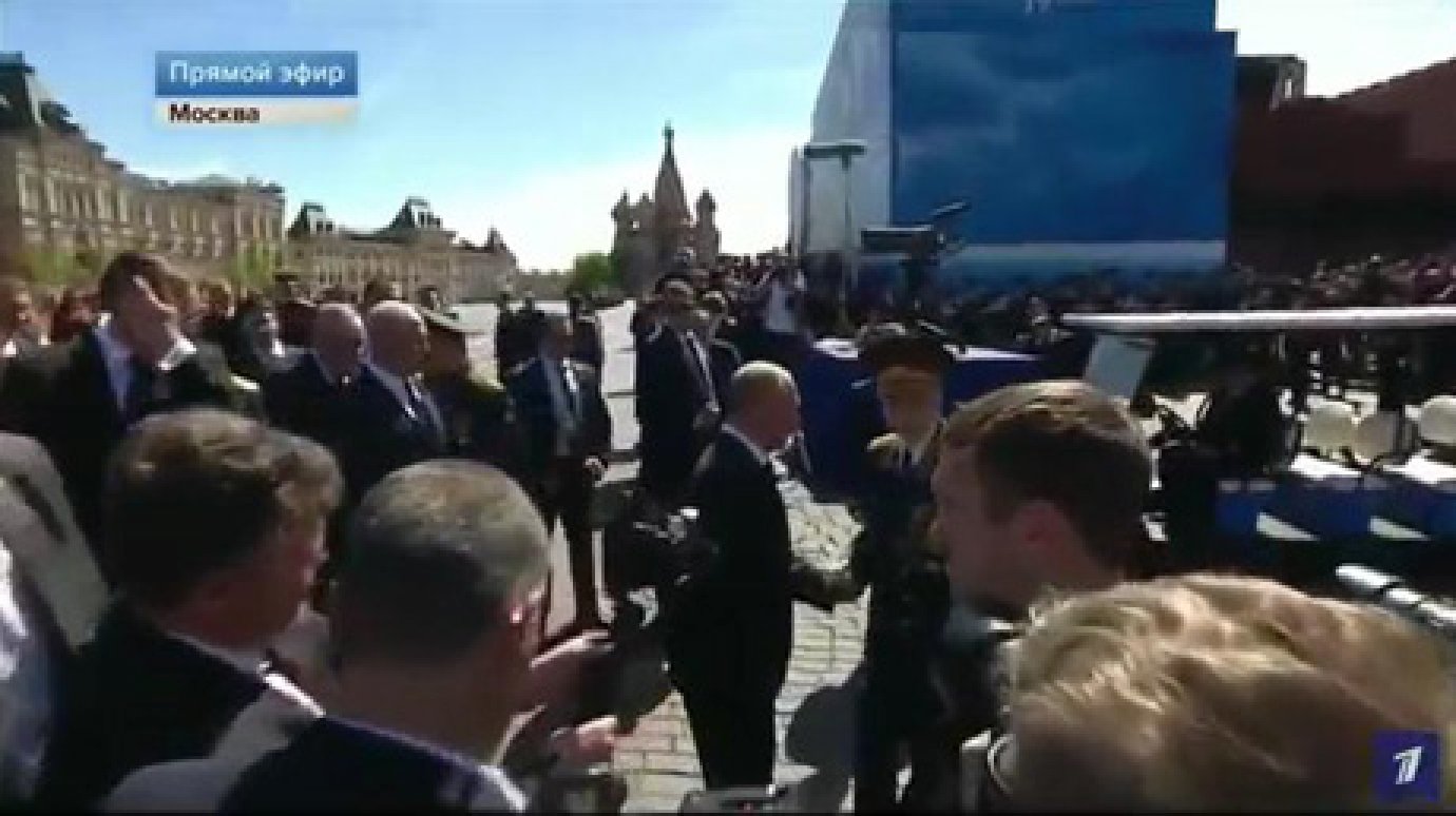 Путин спас ветерана от рук охраны на Параде Победы