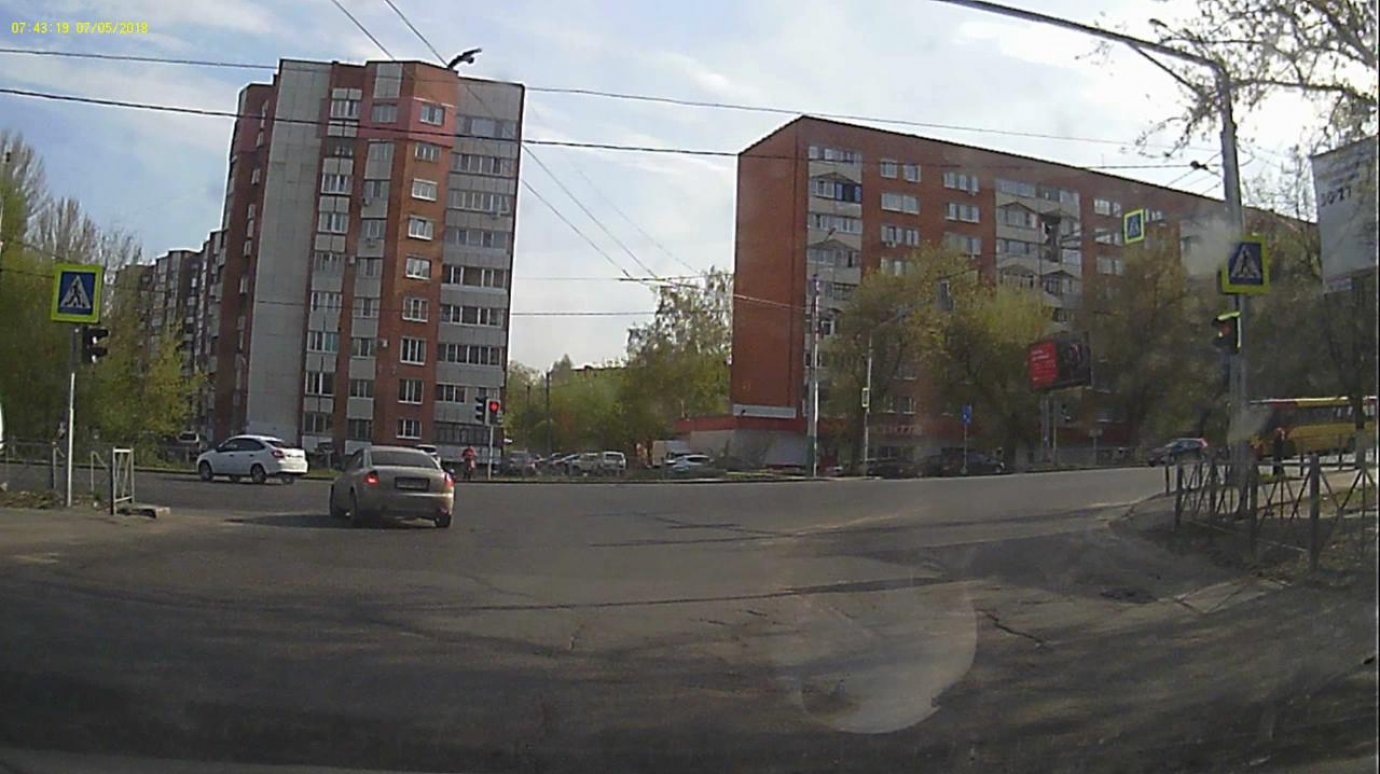 Водитель Audi выехал на проспект Победы на красный сигнал светофора
