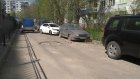 Дорога внутри квартала на ул. Пушкина занята брошенными автомобилями