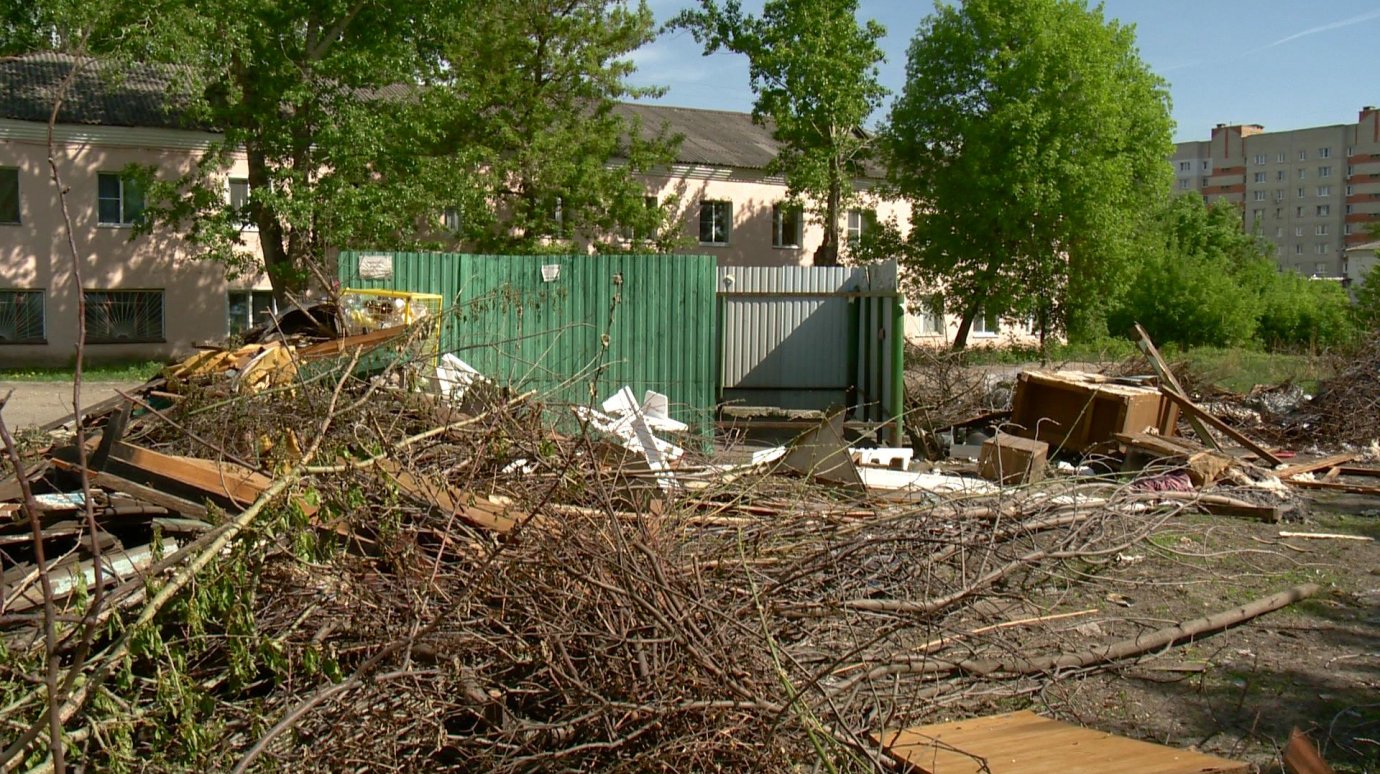 Жители улицы Депутатской страдают из-за свалки у мусорного контейнера