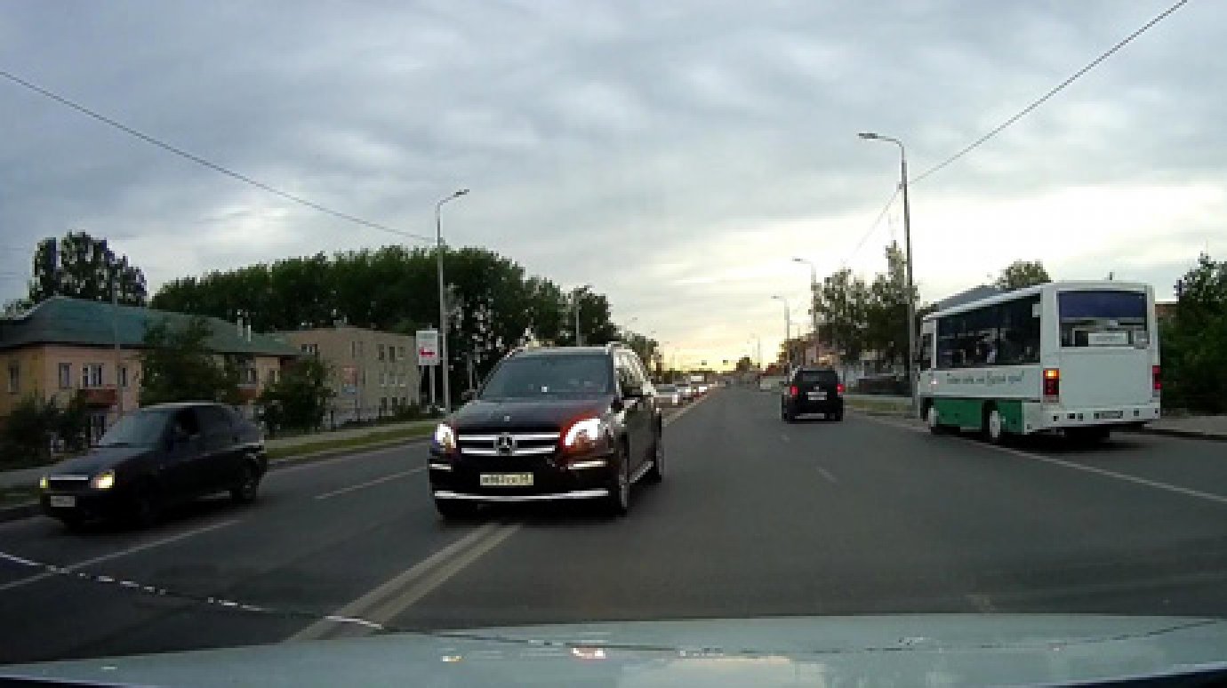 На улице Измайлова водитель Mercedes проехал по встречной полосе