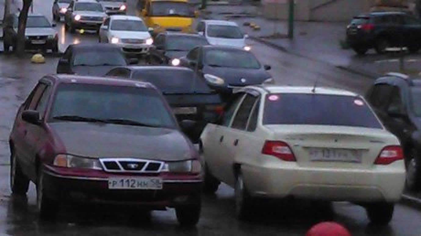 Пензенцы заплатят штрафы за парковку на тротуаре на улице Володарского