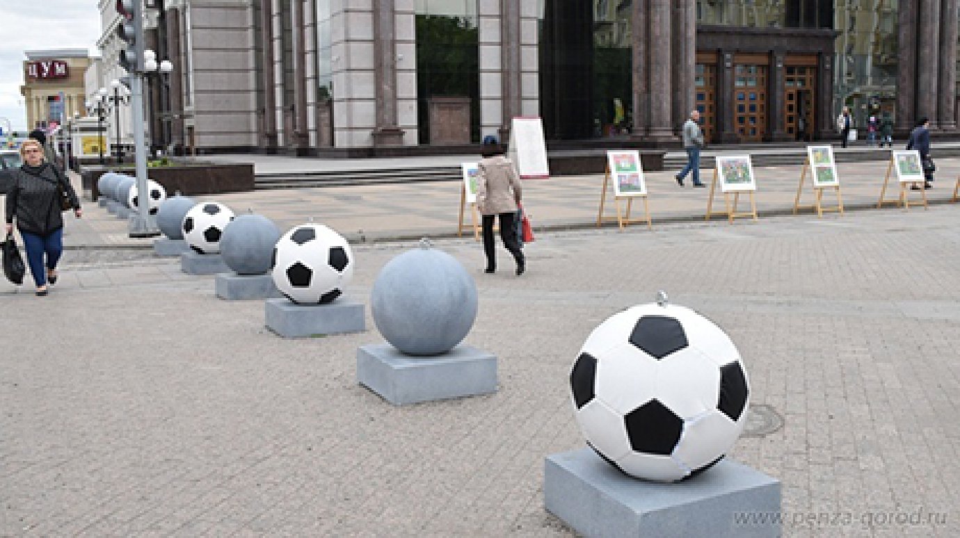 В Пензе антивандальные шары на улице Московской оформили к мундиалю