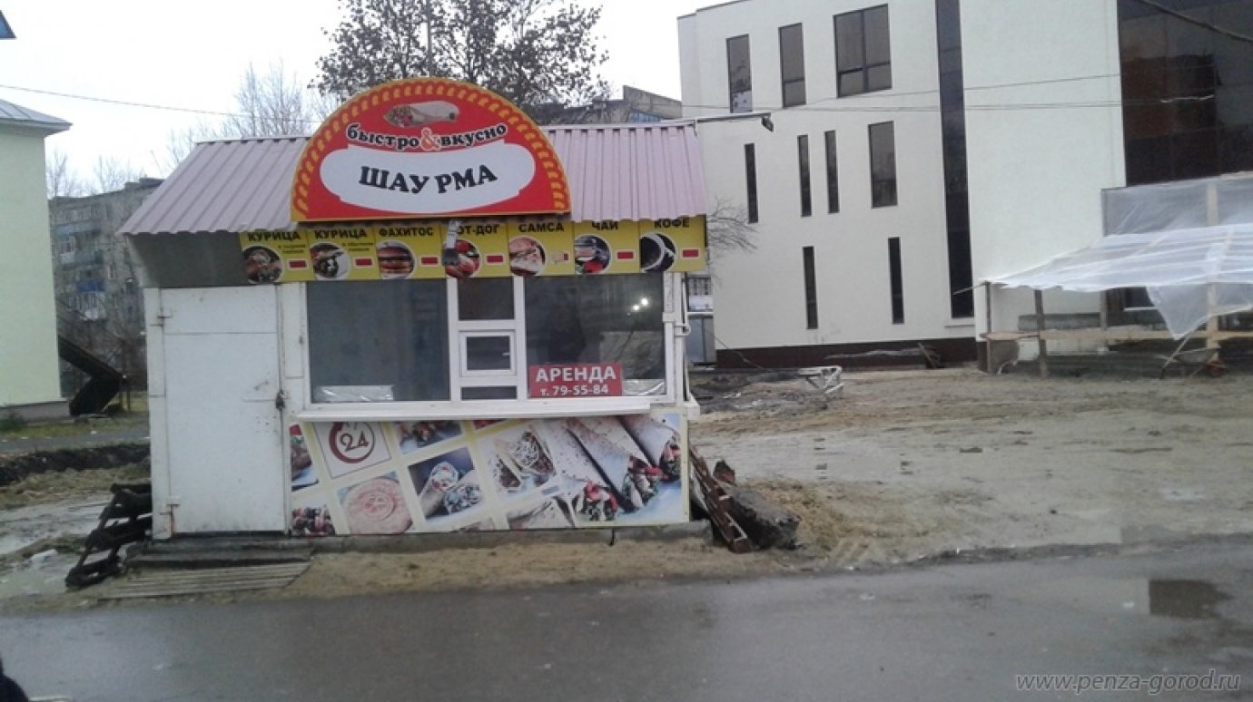 На улице Луначарского в Пензе демонтировали ларек с шаурмой