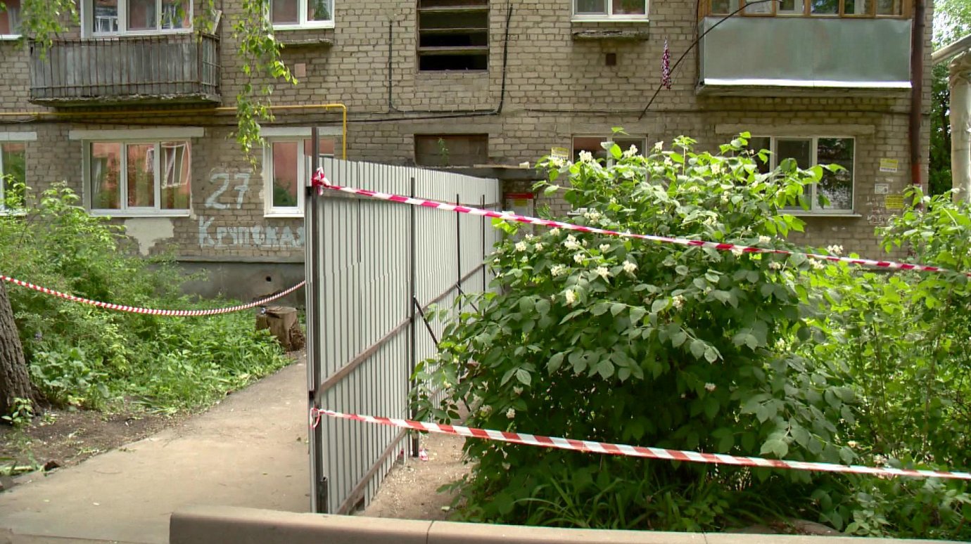 На Крупской, 27, ограничили вход в пострадавший от взрыва подъезд