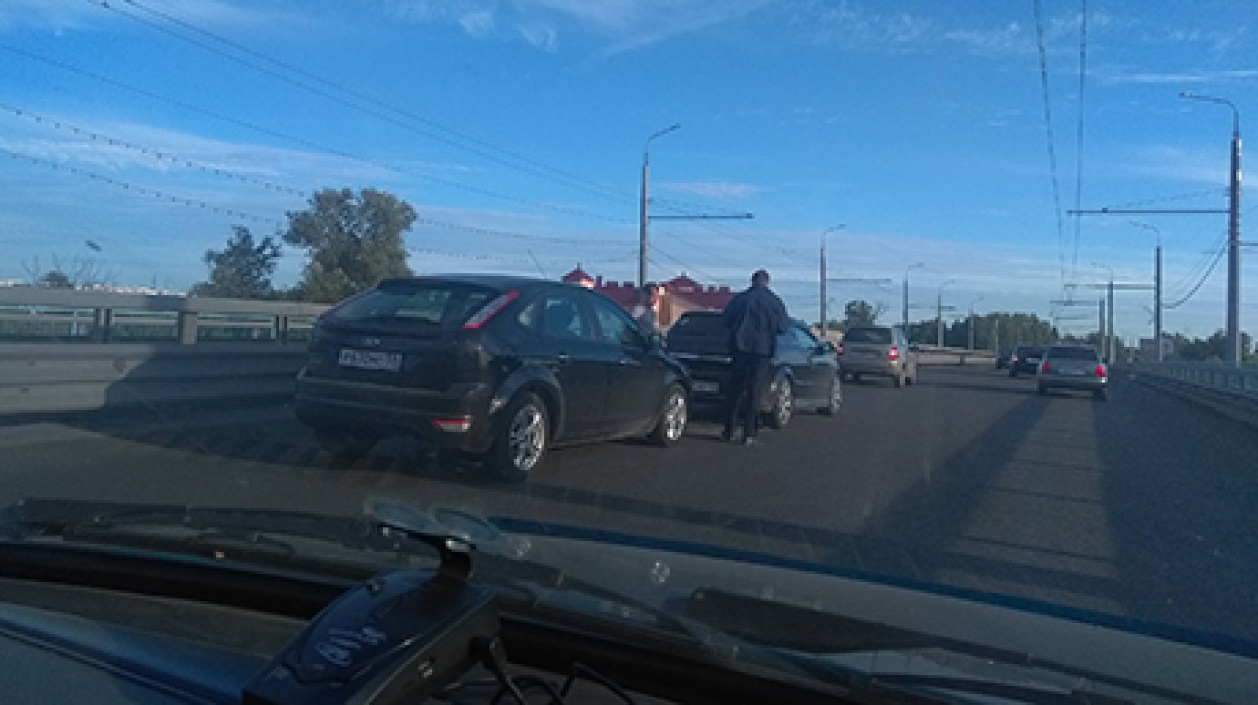 В Пензе из-за аварии на Терновском мосту в час пик образовалась пробка